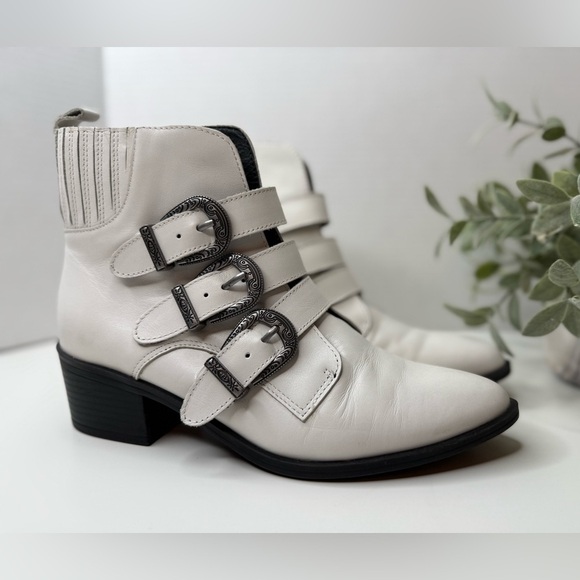 Steve Madden Bark White Leather Belted Ankle Booties Size 7.5M Streetwear Moto - Picture 4 of 15